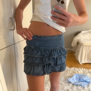 jeanskjolll - skitsnygg mini jeanskjol, barnstorlek 146, passar xxs kanske xs 💘💘🩵🩵💘🐬🐬🐬😇😇