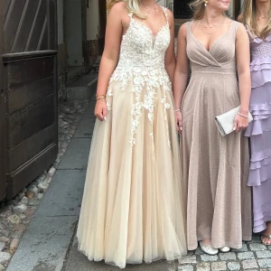 Gul Balklänning - Säljer nu min älskade balklänning! Så himla fin och gav mig så mycket komplimanger under balkvällen!! Den är endast använd under balkvällen så är inprincip i nyskick. Klänningen är i storlek 38, men mycket insydd runt midjan, och skulle säga att den nu är mer som en storlek 34-36. Mått och fler bättre bilder kan skickas vid önskan och priset är absolut inte hugget i sten vid snabb affär! 💓💓 Tveka verkligen inte för att höra av er!🌸🌸🌸Jag är 170 som referens💓