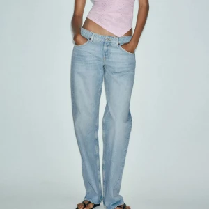 Ljusblå wide jeans med låg midja - Jag säljer ett par superpopulära ZARA TRF wide leg jeans i modellen med låg midja och full längd. De är helt nya, aldrig använda, och prislappen sitter fortfarande kvar (bevis finns). Tyvärr var de för små för mig och jag hann inte returnera, så nu får någon annan chansen att fynda dem istället.