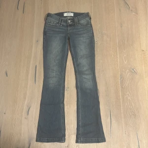 Hollister jeans detaljerade bakfickor   - Helt nya jeans från hollister (använda max 2 ggr) köpte i påskas när jag va i New York och säljer pga ingen användning. Snygga och går att matcha med allt. (PRIS KAN DISKUTERAS)