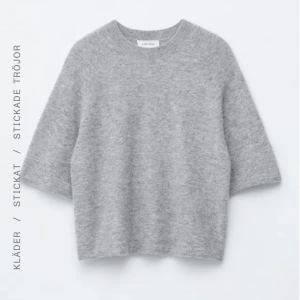 Stickad tshirt Other Stories - Mysig grå stickad tröja från & Other Stories. Super skön för höstiga dagar. Endast använd ett par gånger men ser ut att vara ny. Väldigt mjuk och skön, och varm. Köpt för 790kr