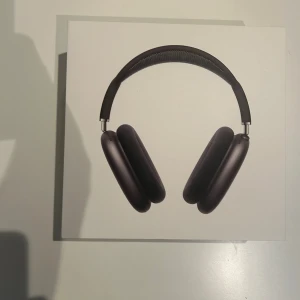 Airpod Max svart - Säljer dessa då de inte kommer till användning eftersom jag fick de i present och har andra. Helt oanvända! Bvsa🙌