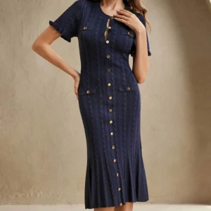 Mörkblå stickad långklänning med knappar - Supersnygg mörkblå ”sandro” stickadklänning med knappar. Hade den på mig en gång. Säljs då jag inte tyckte om hur den sat på mig. 