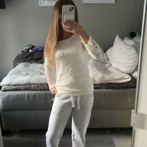 Vit spetsblus från Lindex - Supersöt vit blus från Lindex i storlek 158/164. Blusen har långa ärmar och är helt täckt av blommig spets med mjukt innerfoder. Perfekt när du vill känna dig lite extra fin och ändå vara bekväm.