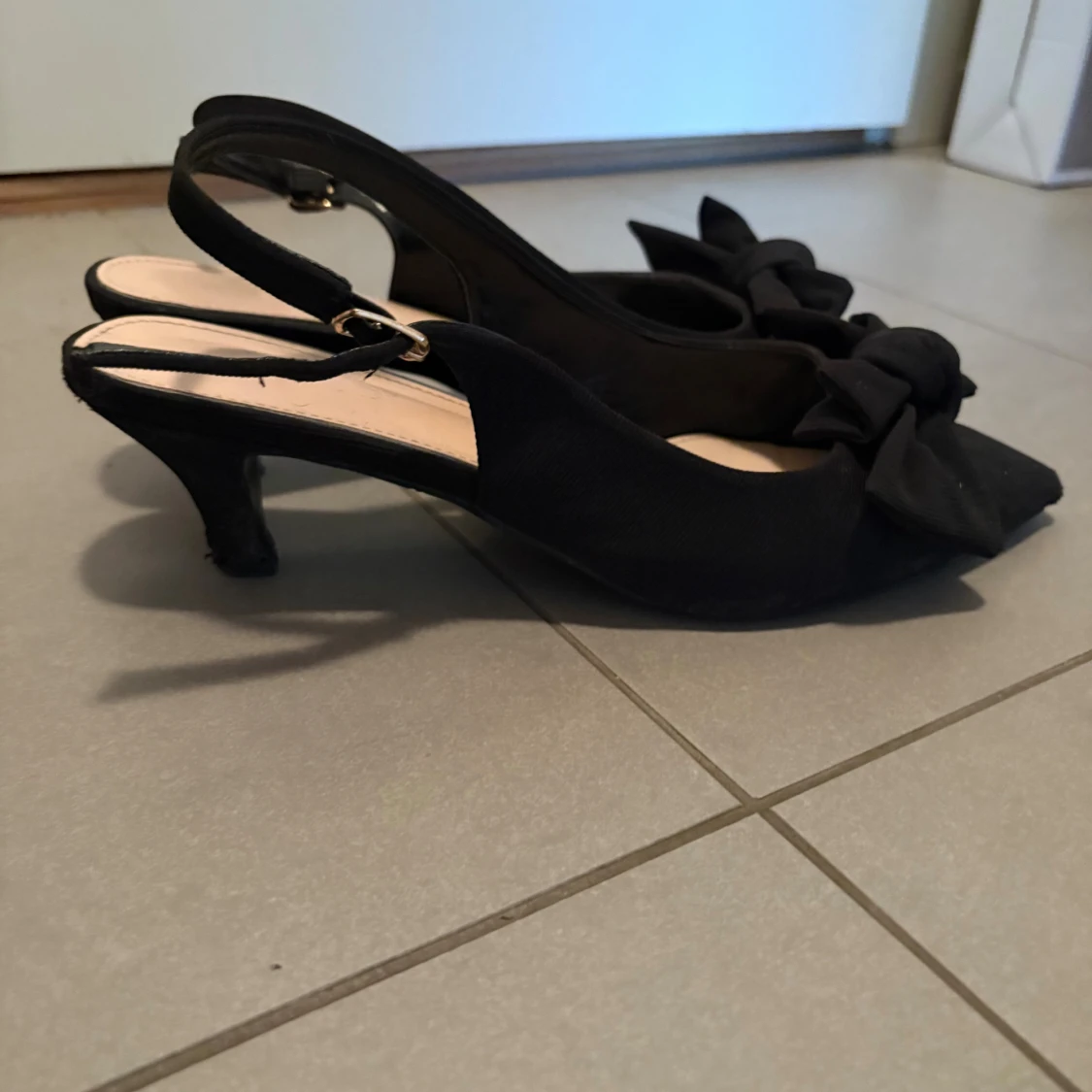 Svarta klackskor med rosett - 1