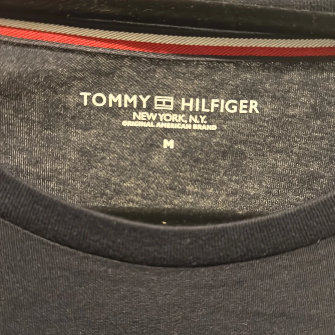 Mörkblå långärmad tröja Tommy Hilfiger, aldrig använd prislapp finns kvar - 2
