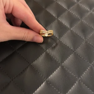 Guldig ring med glittrande stenar - Fin ring från Dubai, storlek 17. Köparen står för frakt. Köparen sa att det var guldpläterad men jag står inte för om den rostar (har inte gjort det än trots när man tvättat händerna med tvål så det är ett bra tecken!)