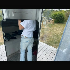 Ljusblå slitna bootcut jeans Coquette - Säljer ett par ljusblå bootcut jeans från Coquette med flera slitningar och hål på benen. Jeansen har låg midja och klassisk femficksmodell. Perfekta för dig som gillar en avslappnad och trendig look. Midjemått är ungefär 38 och innerbensmåttet är ungefär 76🥰