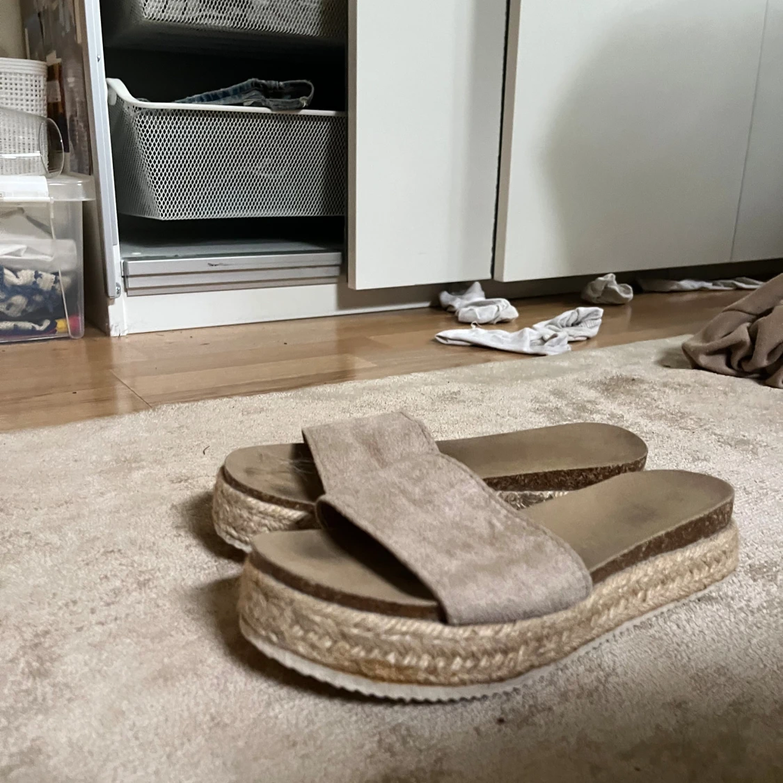 Beige sandaler med platåsula - 1