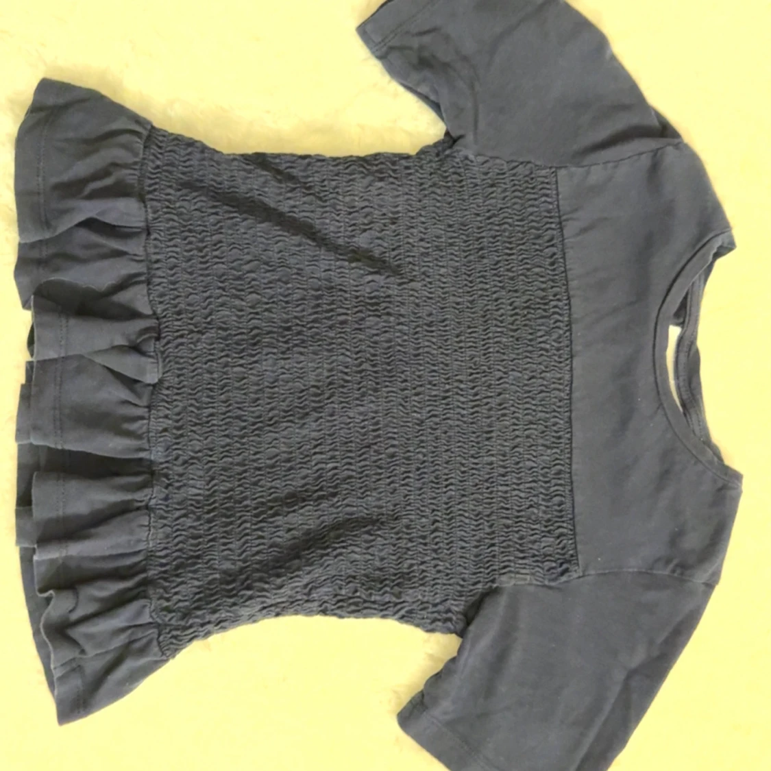 Mörkblå topp med volangkant - 1