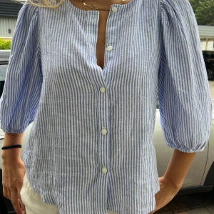 Blåvit randig linneskjorta H&M - Säljer en blåvit randig skjorta från H&M i linnemix som är helt ny med prislapp kvar!❤️