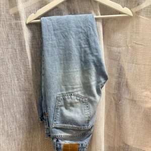 Lager 157 Jeans - Lager 157 jeans i ljusblå tvätt med raka ben och knappgylf. Jeansen har fem fickor. Perfekta för en avslappnad och tidlös look. Tillverkade i slitstarkt bomullsjeansmaterial. Sköna byxor 💕