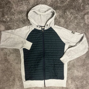 Colmar Cardigan - Cardigan/Hybridjacka från colmar i väldigt fint skick! Storlek L men sitter mer som M. Bara att höra av er vid intresse eller kring minsta lilla fundering. 