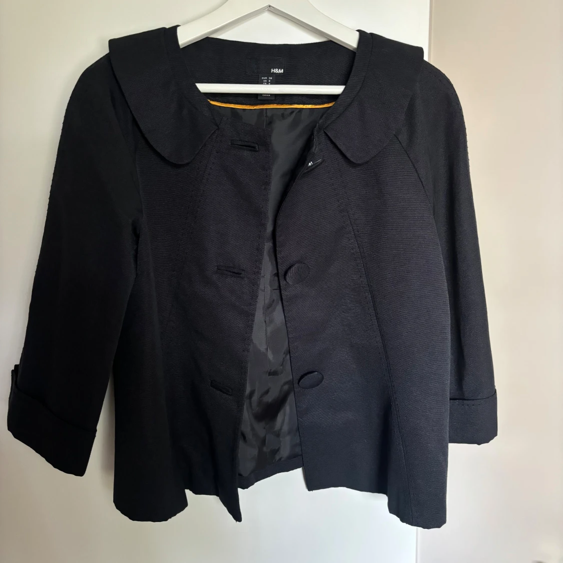 Svart kappa från H&M med stora knappar