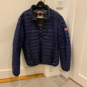 Colmar jacka - Säljer en riktigt fet dunjacka fårn Colmar som passar perfekt på hösten. Jackan är i storlek L och i stick 9/10. Skriv gärna vid funderingar 🤝 Priset är ej hugget i sten 🪨 ✅