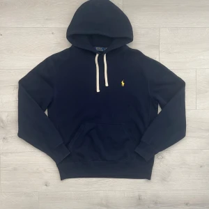 Ralph lauren hoodie mörkblå - Tjena! Säljer min Ralph lauren hoodie//hoodien är mörkblå med en gul logga// tröjan är i strl S// inga defekter eller liknade//fråga gärna!!🤩