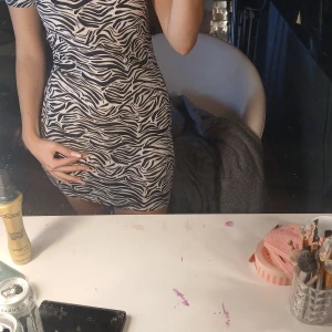 Zebramönstrad offshoulder klänning H&M - Säljer en tight zebramönstrad kortklänning från H&M Divided i svart och vitt. Klänningen har offshoulder-modell och kort ärm, sitter figurnära och är perfekt för dig som gillar att sticka ut. Materialet är mjukt och stretchigt, vilket gör den superbekväm.