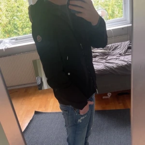 Moncler Windbreaker - Säljer denna I storlek M/2 finns en liten fläck som syns på bild 3. Annars är den 10/10 och perfekt till hösten 