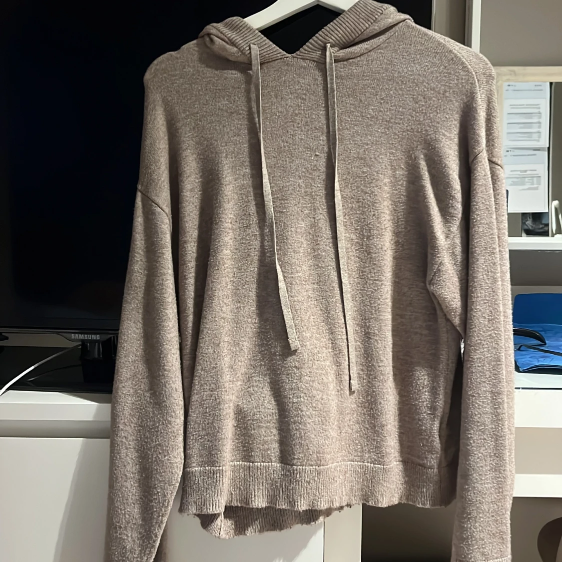 Beige stickad hoodie med snörning