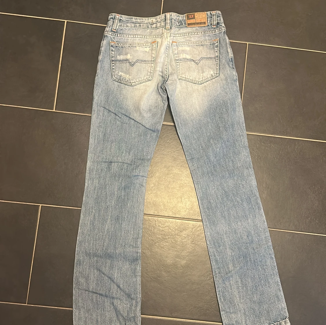 Ljusblå slitna jeans från Diesel - 1
