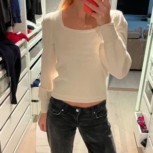 Stickad tröja  - Säljer denna beige stickad tröja från only i storlek S. Tröjan är i mycket bra skick och har endast använts 2 gånger