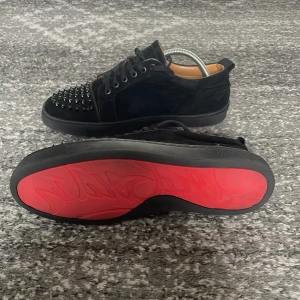 christian louboutin (svarta) - christian louboutins! I mycket bra sick för att vara använda. Använt dom väldigt sparsamt. Vid frågor är det bara fråga på!