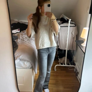 Grå bootcut jeans - Säljer ett par grå jeans med bootcut-modell. Jeansen har klassiska fickor både fram och bak, och är i ett mjukt denimtyg som sitter snyggt över höfterna. Perfekta för dig som gillar en tidlös och trendig look.