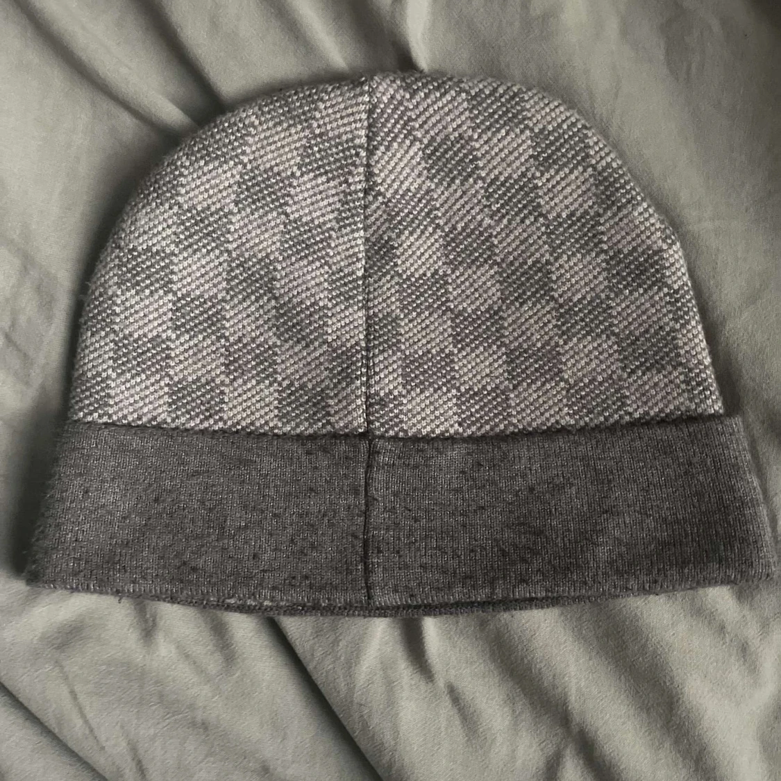 Grå mössa - oanvänd  - 1