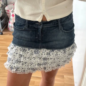 Kjol med tyg volanger - Snygg jeans kjol med tyg volanger från Calzedonia 🤍 80-82cm i midjemått