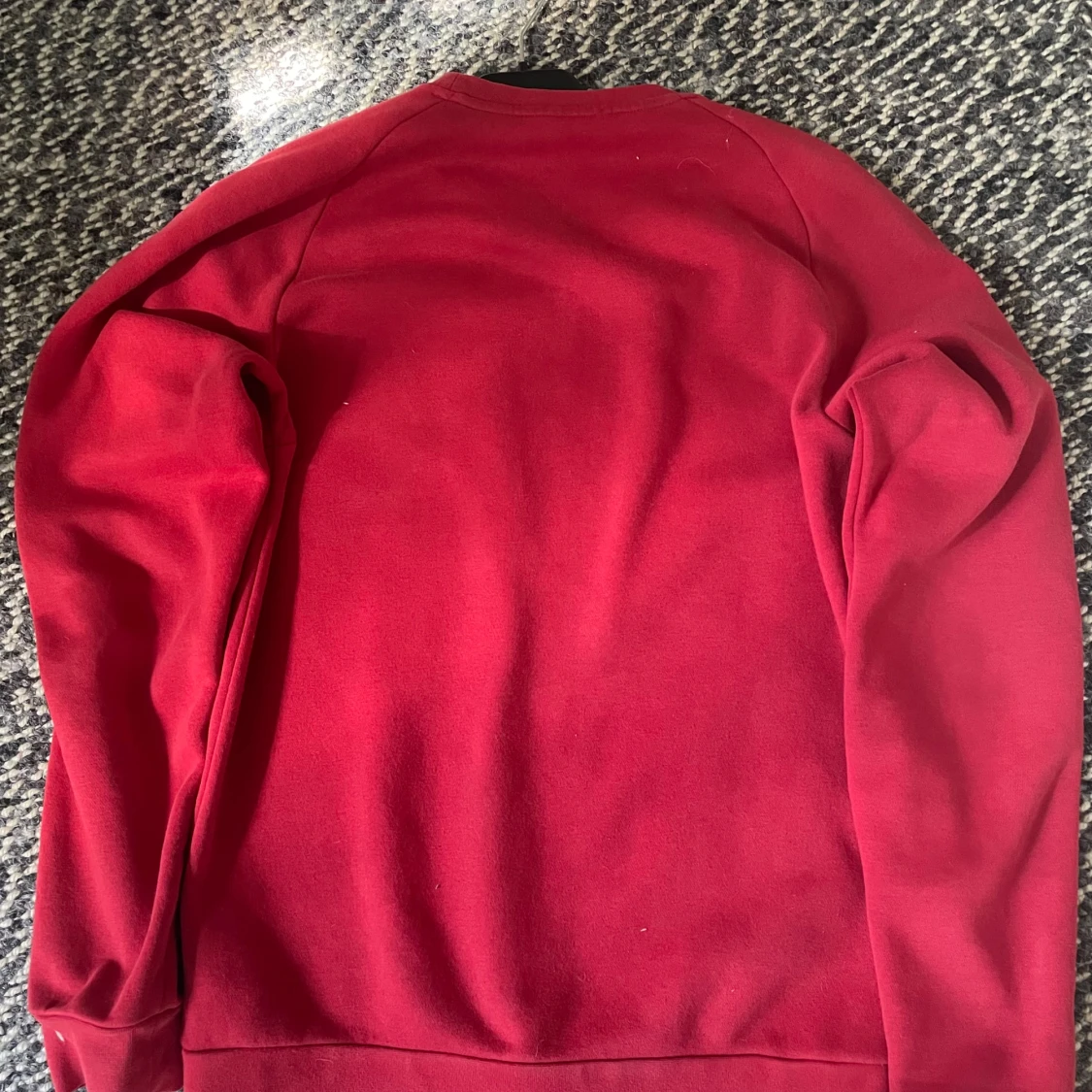 Röd Adidas sweatshirt med vita detaljer - 1