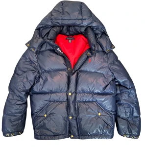 Ralph lauren jacka - Säljer en riktigt snygg glänsig puffer jacka från ralph lauren🙌🏻, skick är 9/10 finns dock två små hål på armen!men inget som tänks på. Annars är den i mycket bra skick storlek är L i barn så det passar xs också👌🏻, pris år inte hugget i sten 🪨 kom med prisförslag eller frågor📩, startpris 1600kr💵