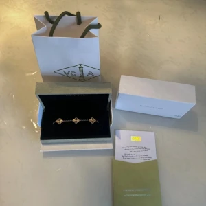 Van Cleef & Arpels Alhambra armband guld - Exklusivt Alhambra armband från Van Cleef & Arpels i guld med tre ikoniska fyrklöverformade hängen. Kedjan är tunn och elegant, och detaljerna runt klöverhänget ger en lyxig känsla. Kommer med originalask, påse och äkthetsintyg.