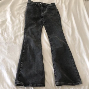 Gråa lowaist jeans - Gråa flare jeans från gina tricot helt ny köpta och rena👍🏼