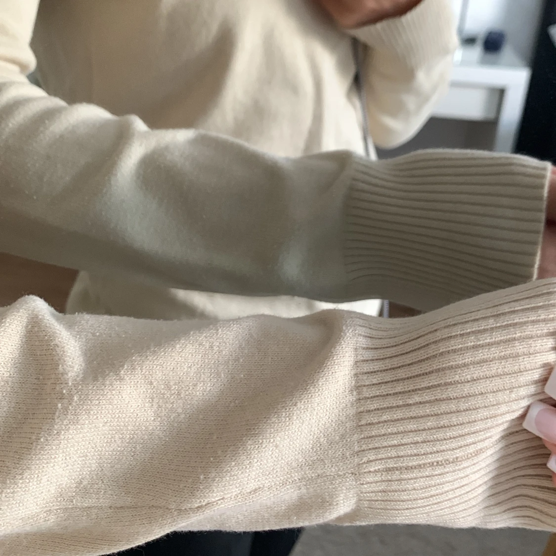 Beige v-ringad stickad tröja !!sitter som M!! - 2