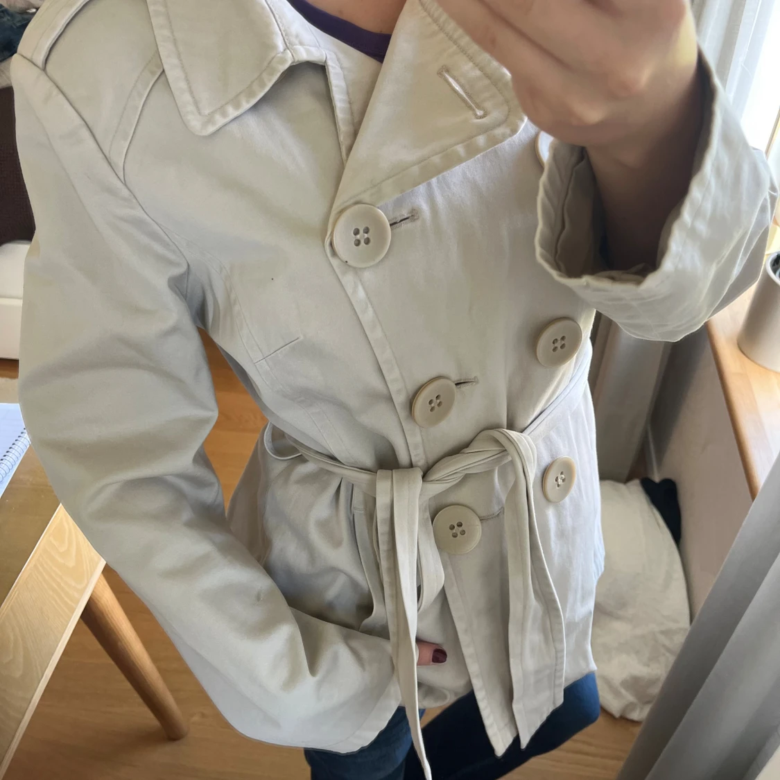 Beige trenchcoat med bälte och knappar - 1