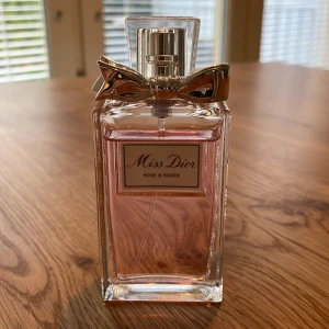 Miss Dior Rose N' Roses parfym - Miss Dior Rose N' Roses är en elegant parfym med en feminin touch. Perfekt för dig som vill ha en ikonisk doft från Dior i din samling. Snygg flaska med rosett-detalj. Endast använd ett fåtal gånger❤️