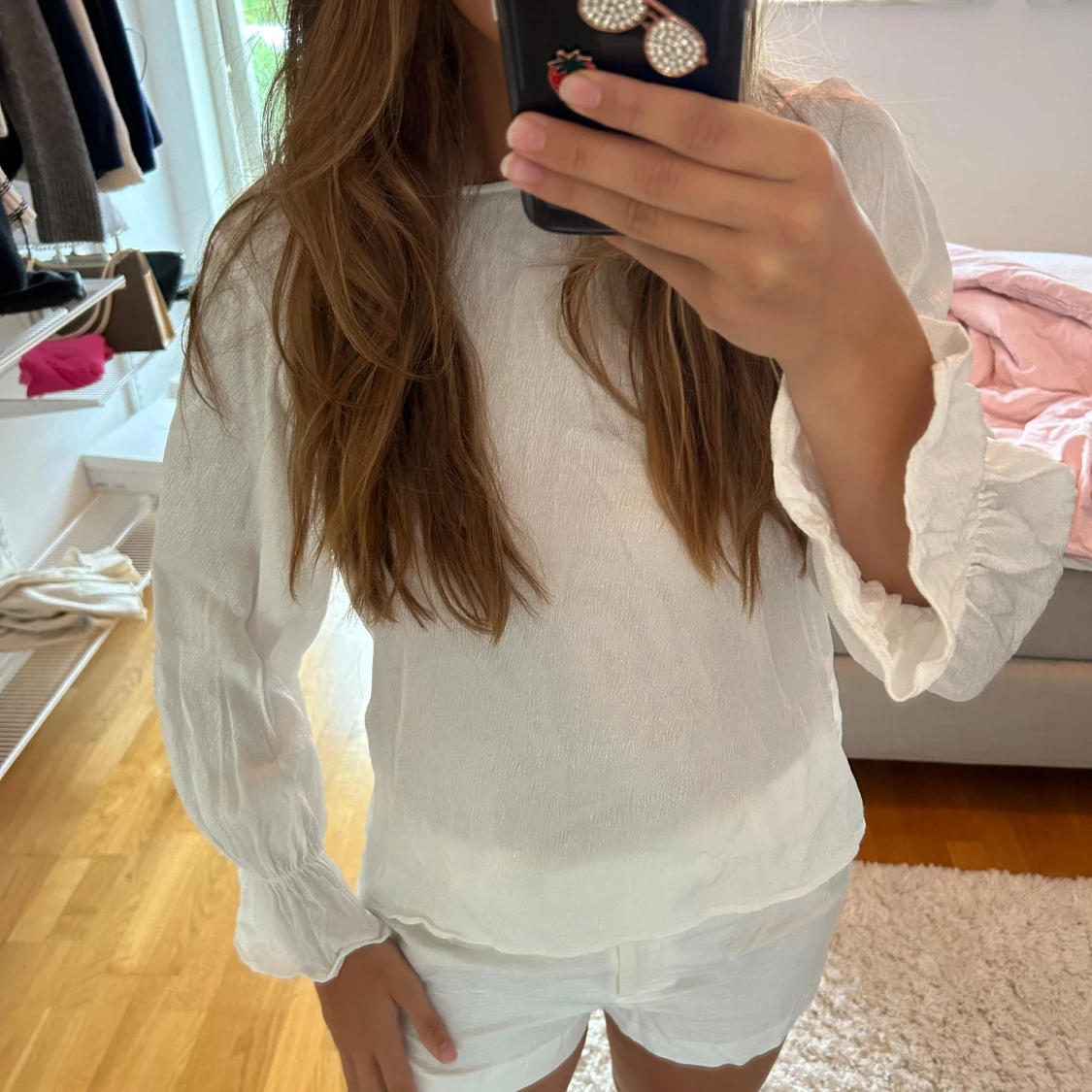 Vit blus med vida ärmar