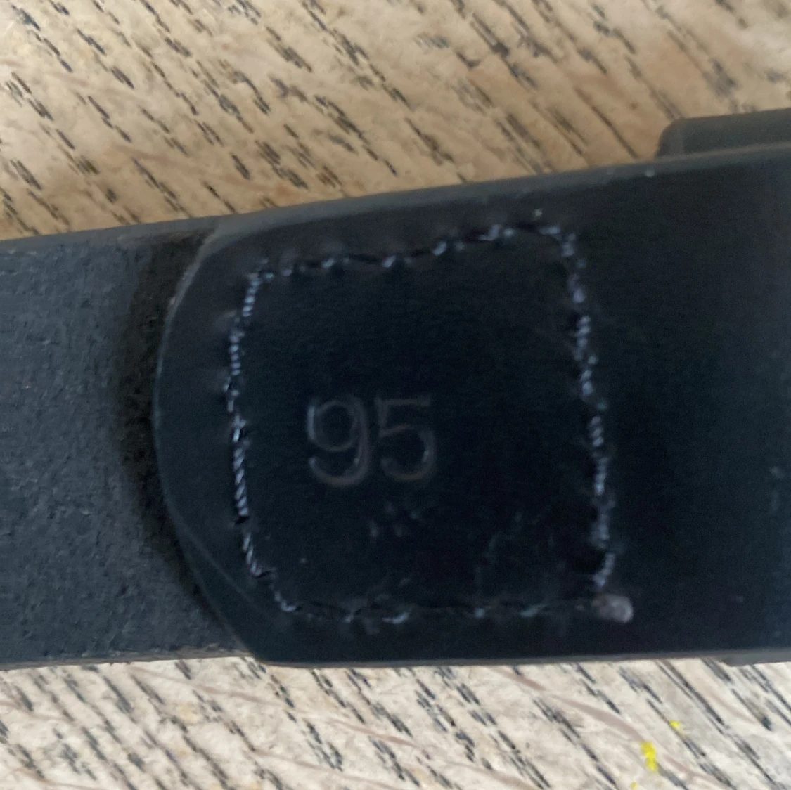 Mönstrat svart skärp med mässingsspänne - 3