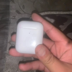 Apple AirPods (2nd generation) med laddningsetui - Säljer ett par Apple AirPods (2nd gen) med original laddningsetui. Fodralet har några repor och mindre smuts, men fungerar som det ska. Perfekt för trådlös musik och samtal. Laddas via Lightning-port. Hörlurarna ingår ej.