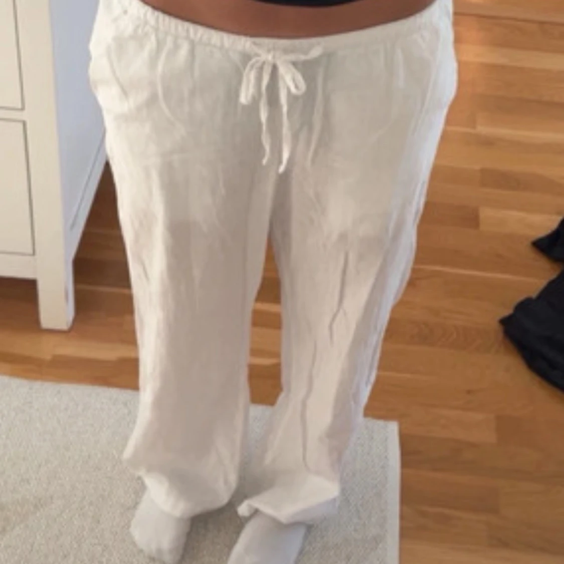 Vita linnebyxor med snörning