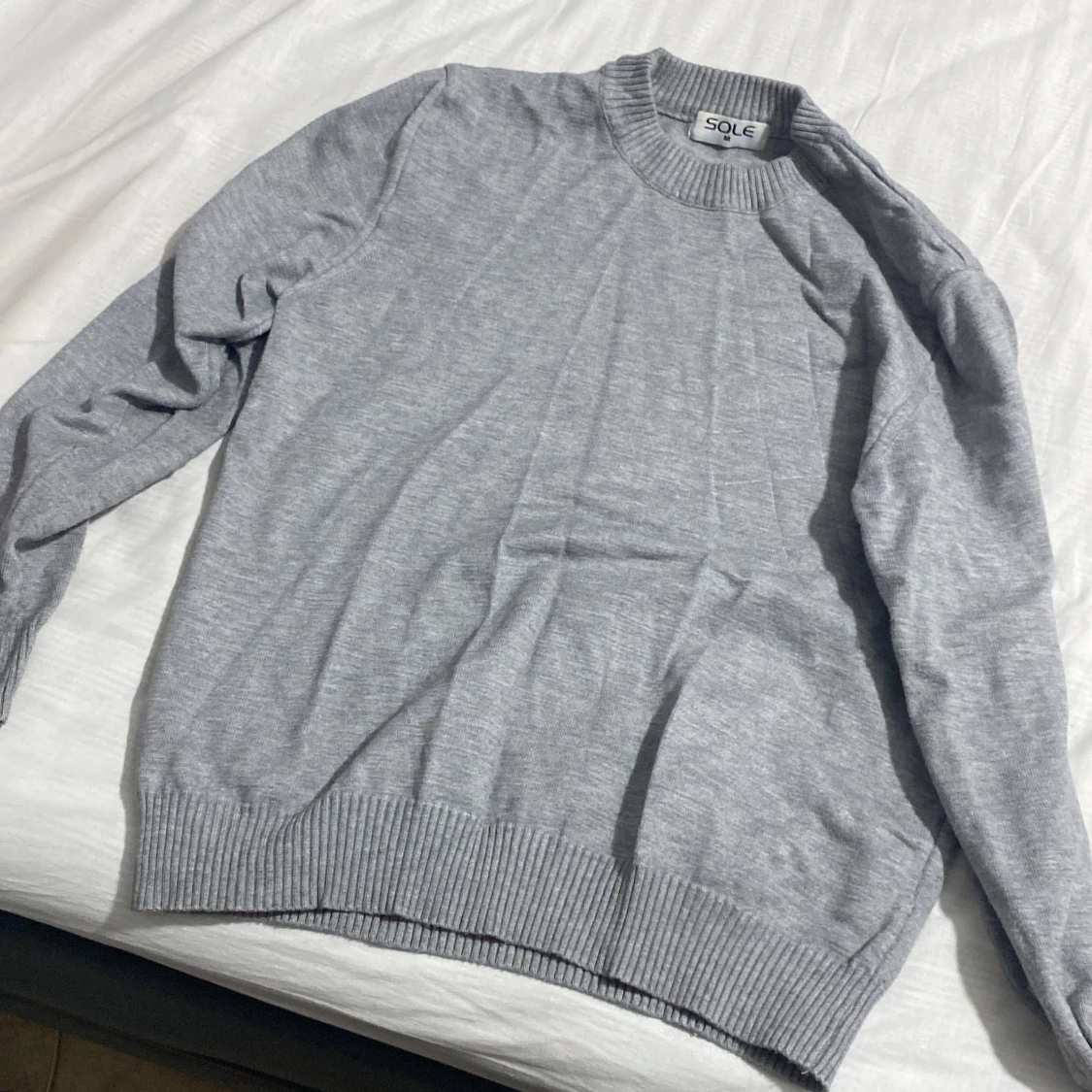 Grå stickad tröja från SOLE