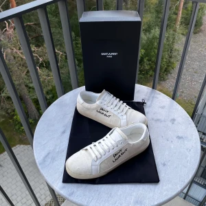 Saint Laurent - vit - Säljer ett par oanvända Saint Laurent skor🙌🏻| Storlek 42 men passar även större storlekar | Skick 10/10🔥- använda endast 1 gång | Allt og medföljer - box, dustbag, inklusive kort | Skriv vid minsta fundering 💭|