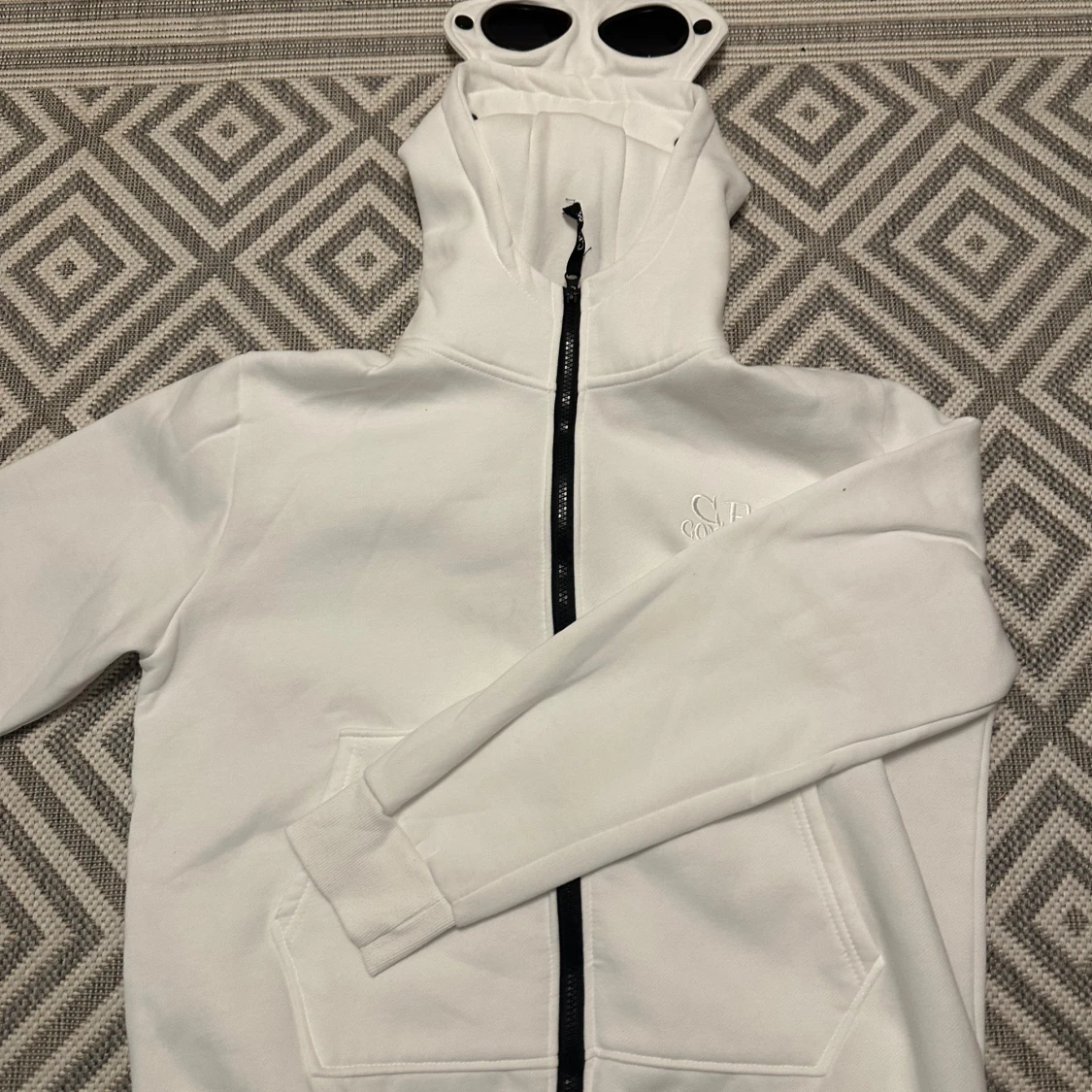 Vit C.P. Company hoodie med goggles - 1