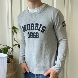 Morris sweatshirt grå M - Morris sweatshirt grå M, inga större defekter förutom en fläck som ni ser på bilden. Modellen är 180,75 kg. 🫶
