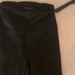 Svarta leggings från Röhnisch XS - Svarta leggings från Röhnisch i storlek XS. De har en hög midja och är tillverkade i ett stretchigt material som passar perfekt för träning. Diskret logga på benet och en stilren, enkel design.