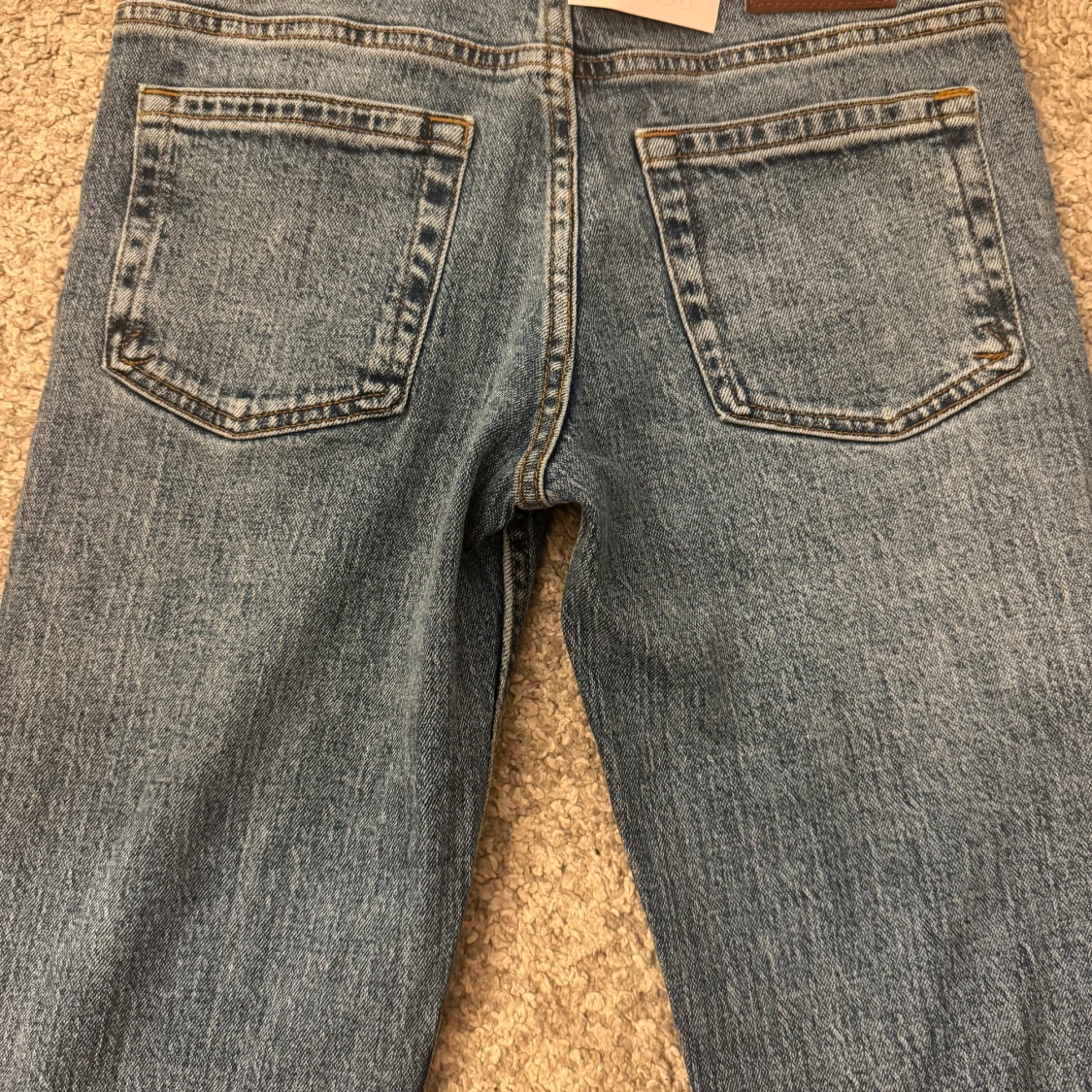 blåa lågmidjade utsvängda jeans (bikbok)  - 1