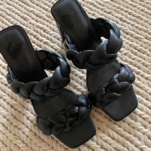 Svarta klackar  - Väldens skönaste klackar från H&M,  i nyskick! (Säljs pga har två par) 