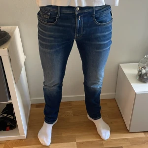 Replay anbass  - Tja, säljer ett par replay anbass skickat är 8/10 finns en defekt kolla på bild 4 storlek w34 l32 💫vid frågor hör gärna av dig, priset ej hugget i sten 💵😃😇