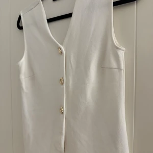 vit kostymväst (bikbok)  - vit kostymväst från bikbok i storlek S 