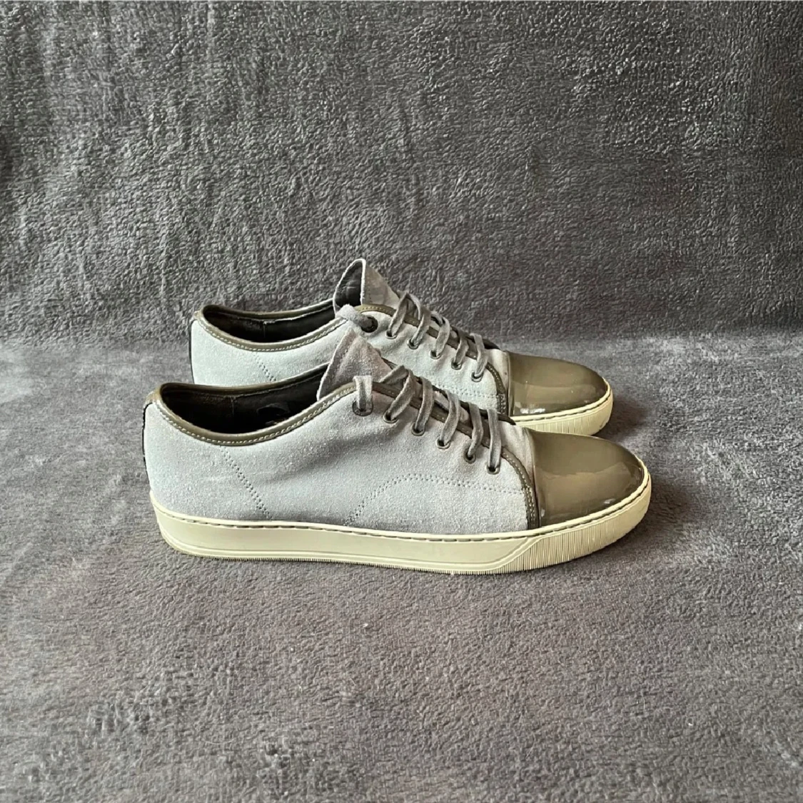 Grå sneakers med lackad tå - 2